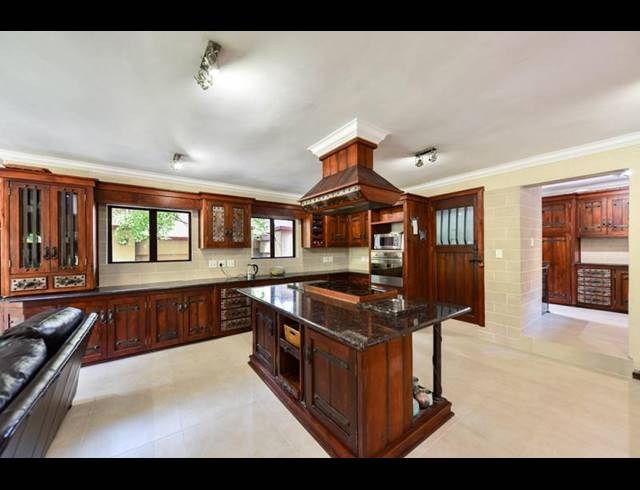 6 BEDROOM HOUSE FOR SALE IN MIDSTREAM ESTATE